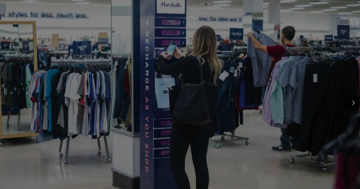 Estaciones de carga de telefonos para eventos comerciales en Panama | Mejora la experiencia del cliente en tiendas retail en Panamá con estaciones de carga de teléfonos personalizadas de Conexcity | Conexcity