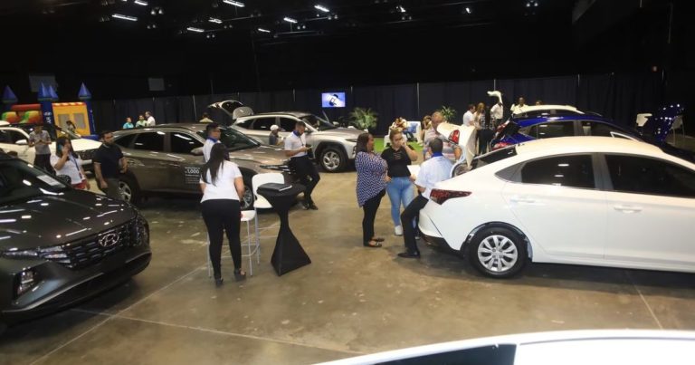 Estaciones de carga de telefonos para ferias de autos en Panama 1 | Cómo capturar información de prospectos en Ferias de Autos en Panamá usando las estaciones de carga de teléfonos de Conexcity | Conexcity