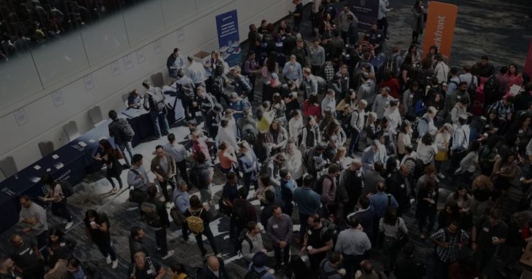 Ventajas de las estaciones de carga de telefonos en eventos comerciales en Panama 1 | Estaciones de carga de teléfonos con códigos QR para la generación de leads en ferias comerciales y eventos corporativos | Conexcity