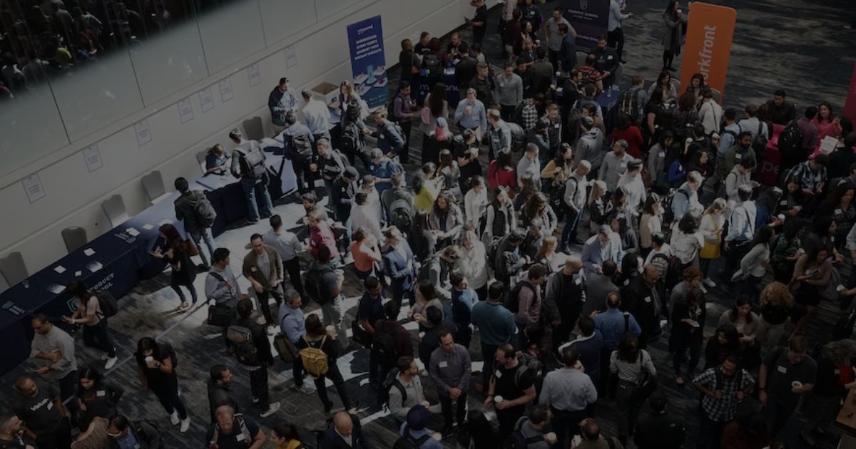 Ventajas de las estaciones de carga de telefonos en eventos comerciales en Panama 1 | Estaciones de carga de teléfonos con códigos QR para la generación de leads en ferias comerciales y eventos corporativos | Conexcity