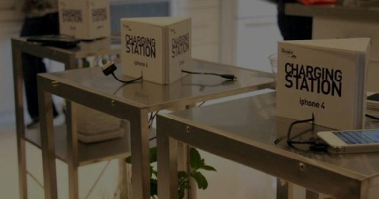 Ventajas de las estaciones de carga de telefonos en eventos comerciales en Panama 6 | Destácate como patrocinador de eventos corporativos: 5 ventajas de ofrecer estaciones de carga de teléfonos móviles de Conexcity. | Conexcity