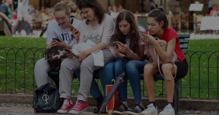 Ventajas de las estaciones de carga de telefonos en eventos comerciales en Panama 9 | ¿Qué es la nomofobia y cómo las estaciones de carga personalizadas de Conexcity pueden ayudar a combatirla en áreas al aire libre en Panamá? | Conexcity