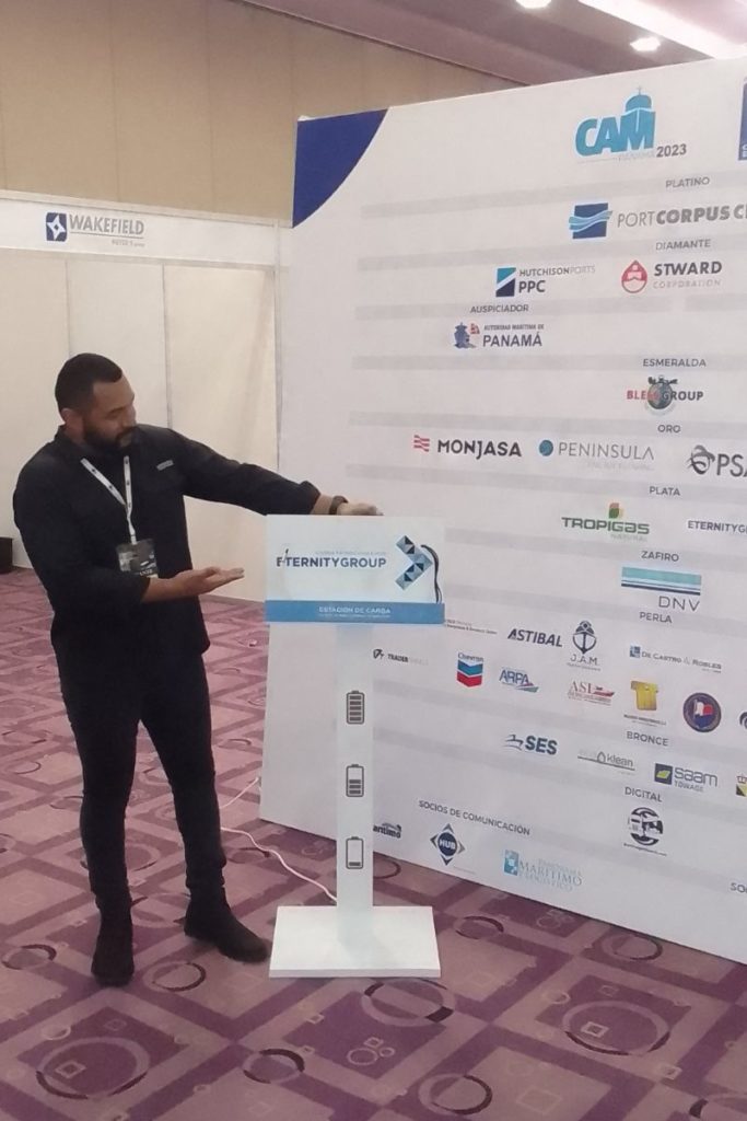 Destácate como patrocinador de eventos corporativos: 5 ventajas de ofrecer estaciones de carga de teléfonos móviles de Conexcity. 2 destaca como patrocinador eventos corporativos con estaciones carga conexcity | Destácate como patrocinador de eventos corporativos: 5 ventajas de ofrecer estaciones de carga de teléfonos móviles de Conexcity. | Conexcity