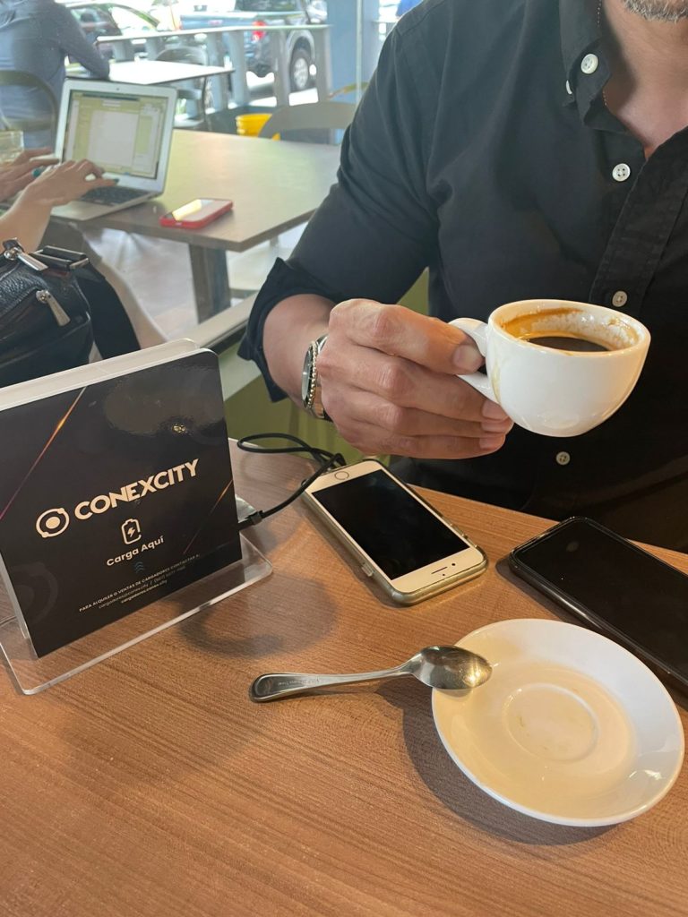Potencia tu restaurante con cargadores de celulares: una experiencia de carga sin límites 1 cargadores de celulares para restaurantes conexcity | Potencia tu restaurante con cargadores de celulares: una experiencia de carga sin límites | Conexcity